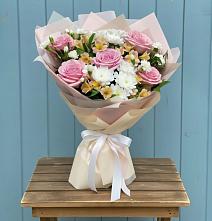 Букет цветов из:  Гвоздики, Орхидеи и Розы в Каргаске