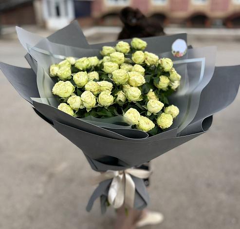 Букет Белые кустовые розы Солинеро в Каргаске
