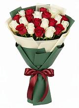 Букет Микс из красных и белых роз в Каргаске