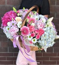 Композиция солнечный день в Каргаске Цветочная композиция из Розы, Хризантемы, Пионы и Лизиантусы в корзине в Каргаске
