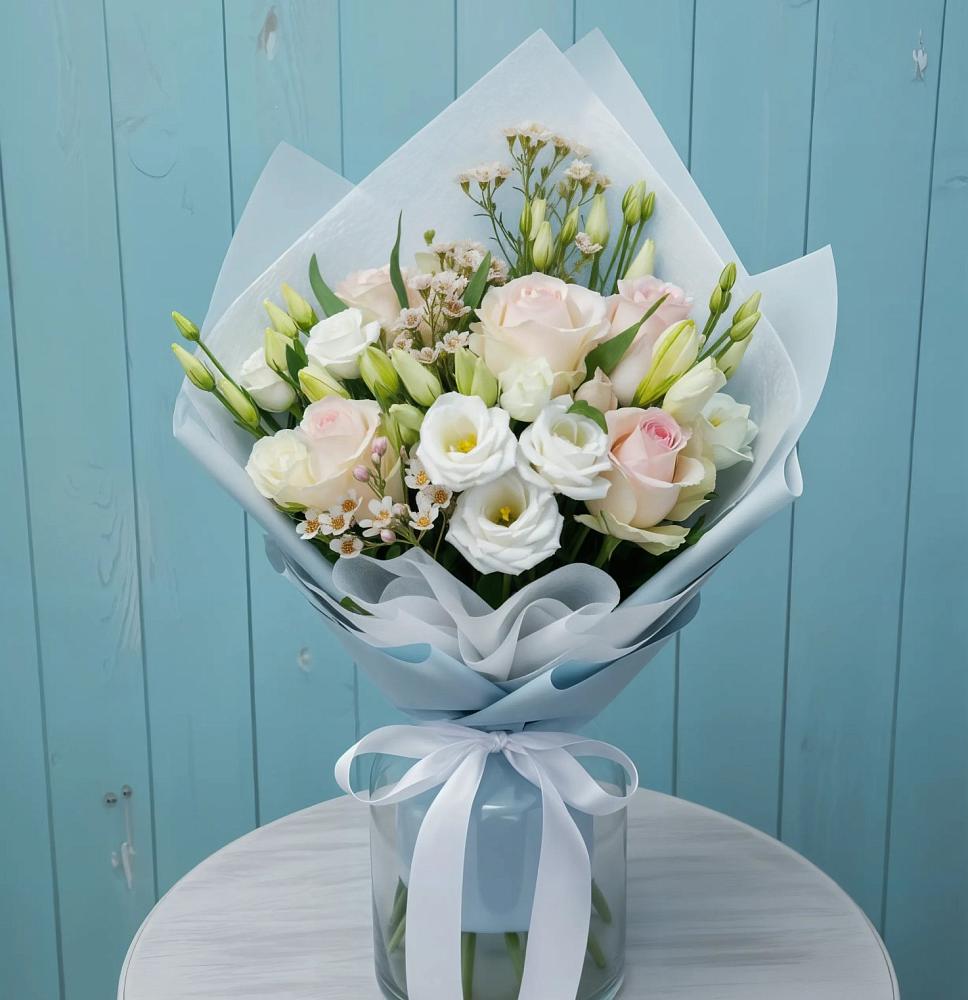 Букет цветов из: Розы и Лизиантусы в Каргаске