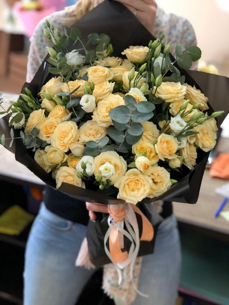 Букет цветов из: Розы и Лизиантусы в Каргаске