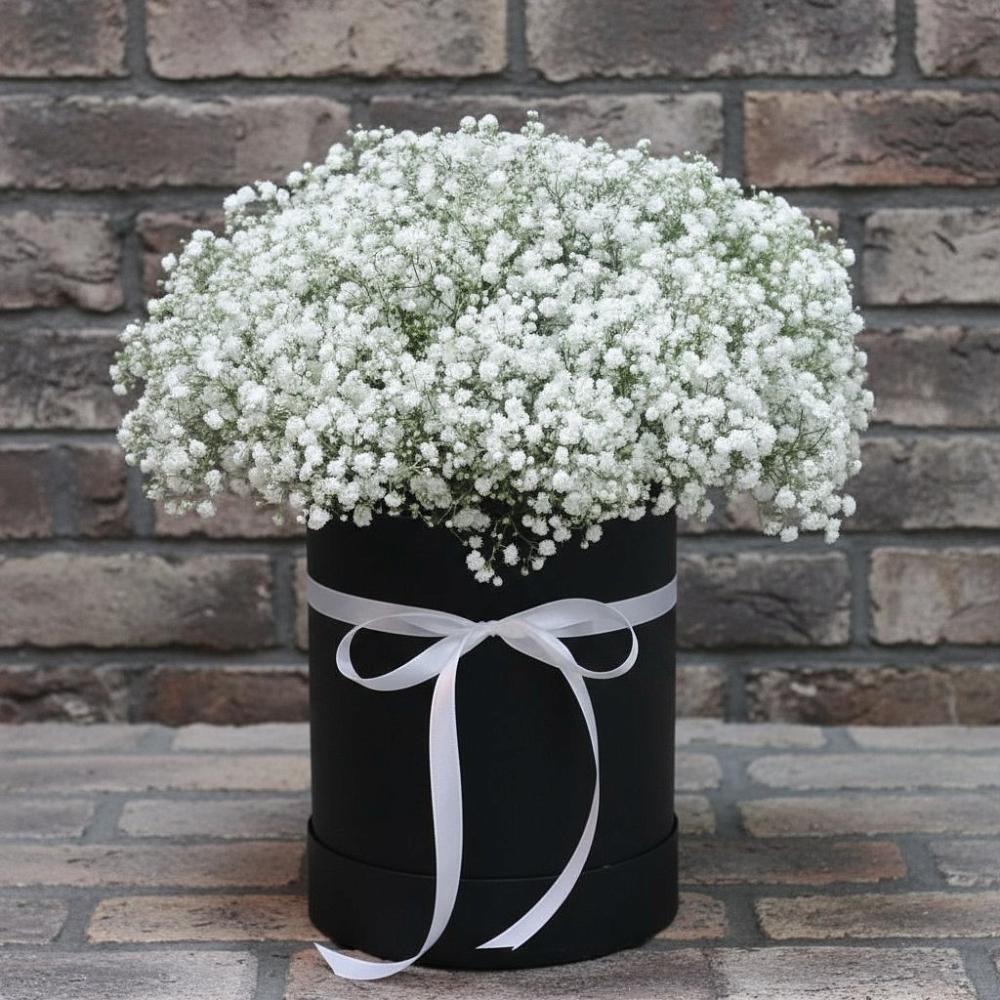 Цветочная композиция из Гипсофила в шляпной коробке в Каргаске