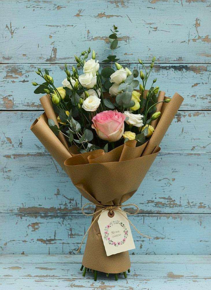 Букет цветов из: Розы и Лизиантусы в Каргаске