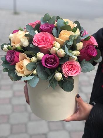 Цветочная композиция из Розы в шляпной коробке в Каргаске