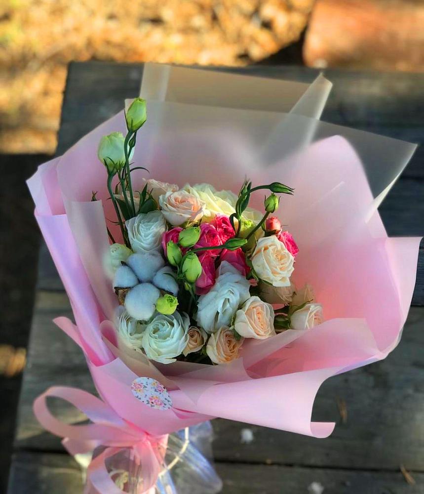 Букет цветов из: Розы и Лизиантусы в Каргаске