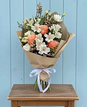 Букет цветов из:  Альстромерии, Лизиантусы, Розы и Хризантемы в Каргаске