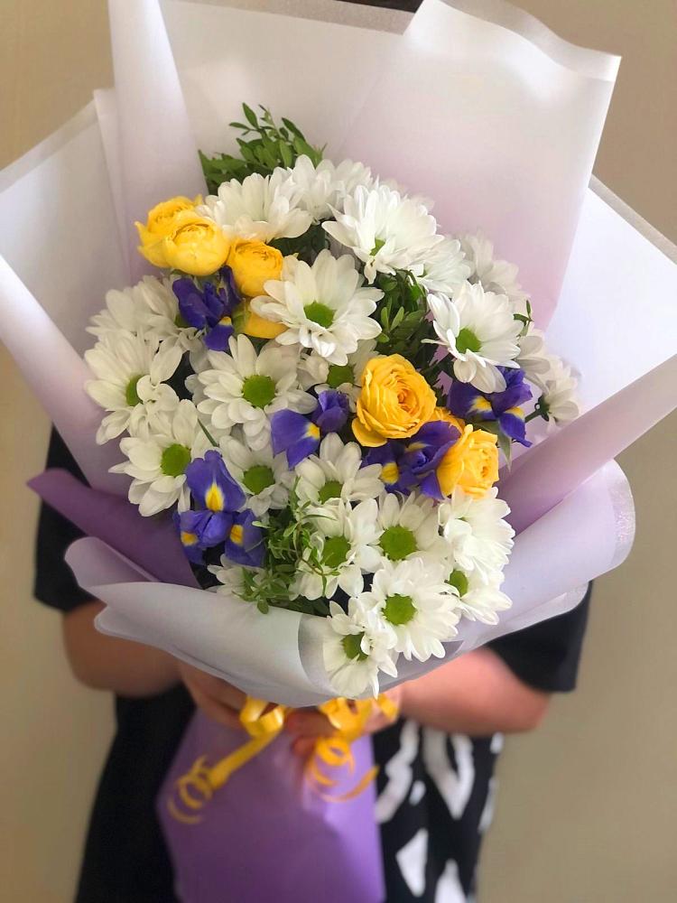 Букет цветов из: Ирисы, Хризантемы и Розы в Каргаске