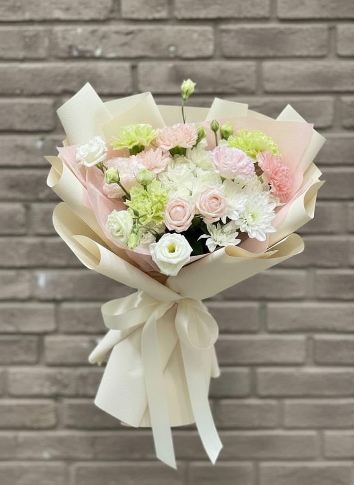 Букет цветов из: Гвоздики, Розы, Лизиантусы и Хризантемы в Каргаске