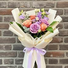 Букет цветов из:  Лизиантусы и Розы в Каргаске