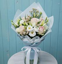 Букет цветов из:  Розы и Лизиантусы в Каргаске