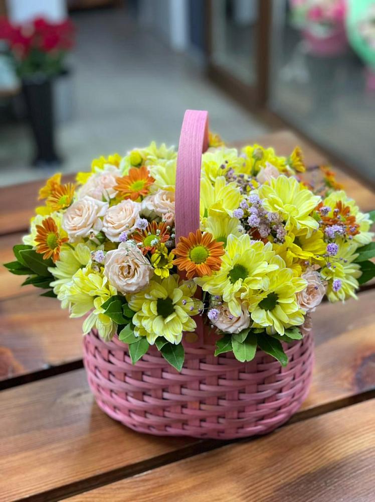 Цветочная композиция из Хризантемы и Розы в корзине в Каргаске