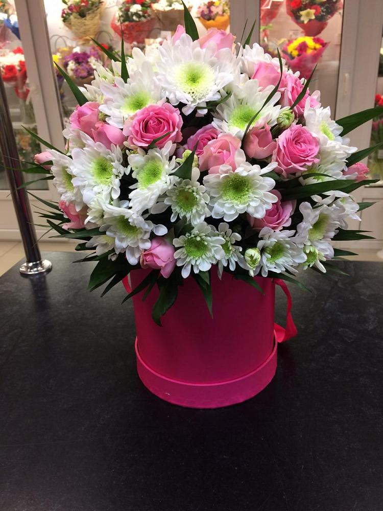 Цветочная композиция из Розы и Хризантемы в шляпной коробке в Каргаске