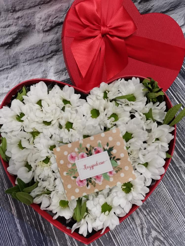 Цветочная композиция из Хризантемы в виде сердца в Каргаске