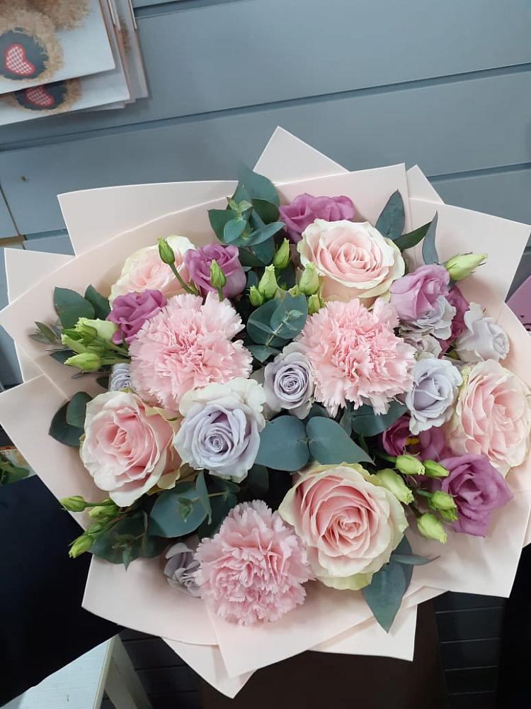 Букет цветов из: Розы, Гвоздики и Лизиантусы в Каргаске