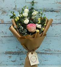 Букет цветов из:  Розы и Лизиантусы в Каргаске
