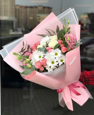 Букет цветов из: Розы, Лизиантусы и Хризантемы в Каргаске