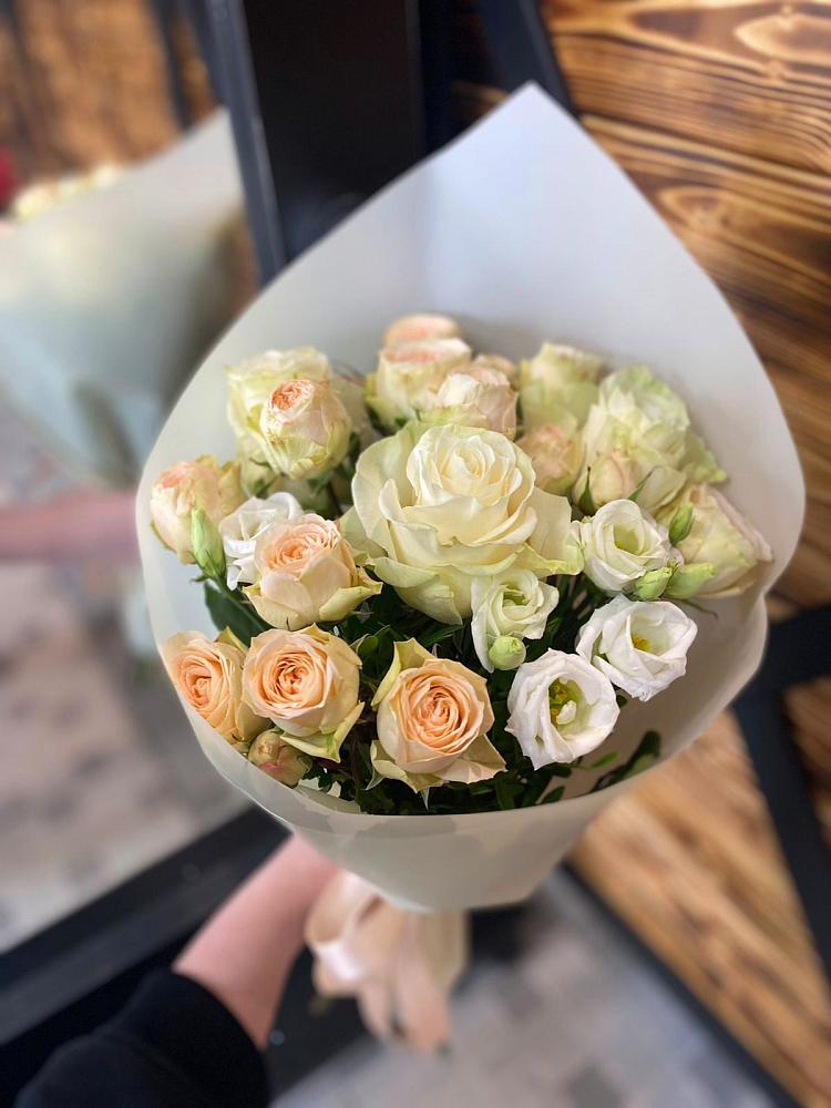 Букет цветов из: Розы и Лизиантусы в Каргаске