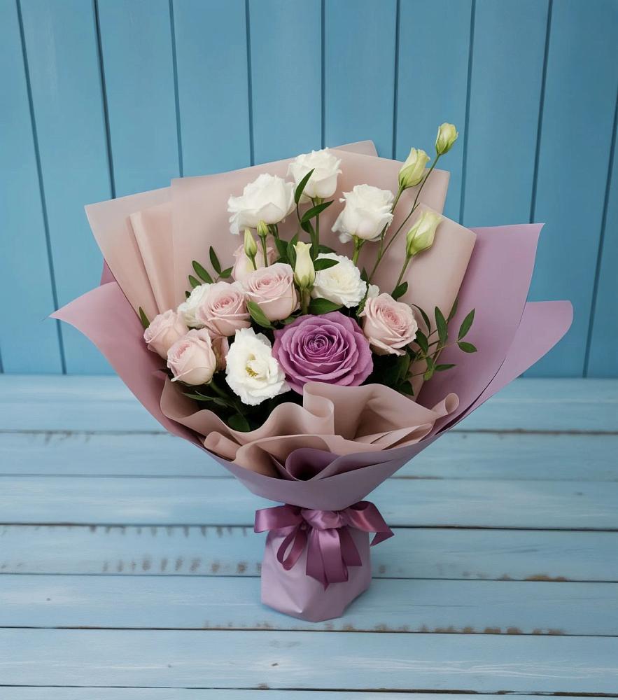 Букет цветов из: Розы и Лизиантусы в Каргаске